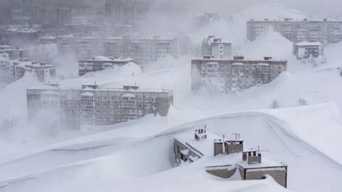 „Schnee-Apokalypse“: Fünf Meter hoher Schnee begräbt ganze Städte unter sich