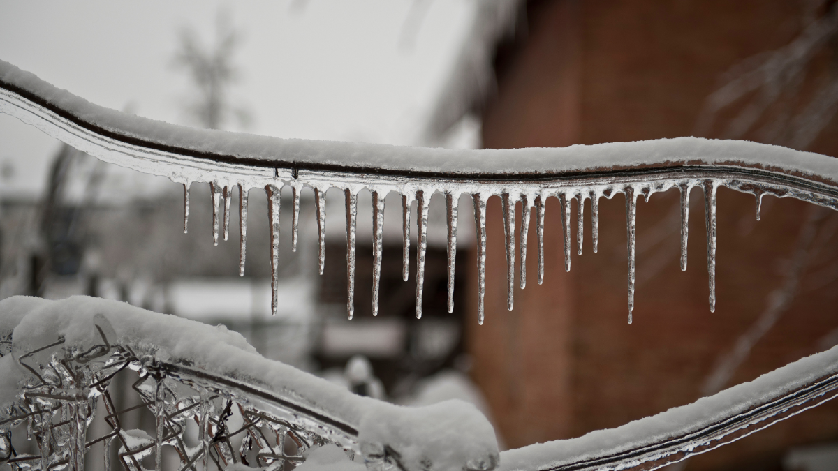Gefrierender Regen: Höchste Warnstufe wegen extremer Unfallgefahr hier in Österreich