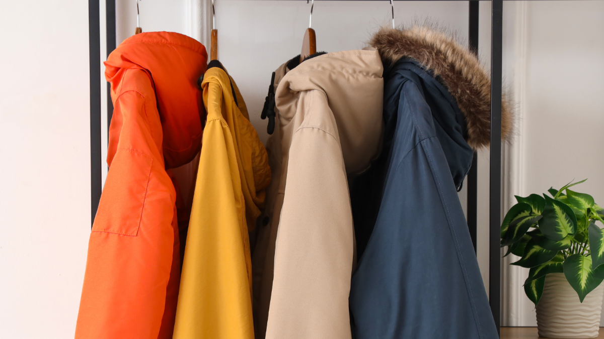Alarm im Kleiderschrank: Neuer Test zeigt Belastung von Winterjacken